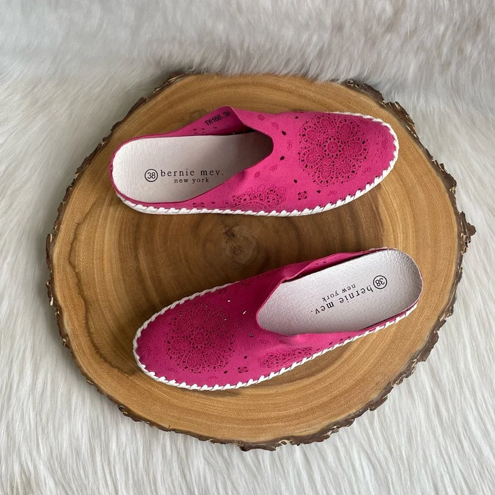 LIKE NEW bernie mev. perforated leather slide sneakers